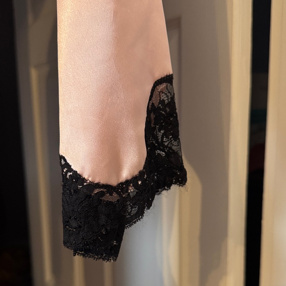 Oscar de la Renta Blush Satin Robe with Black Lace - Picture 8 of 12